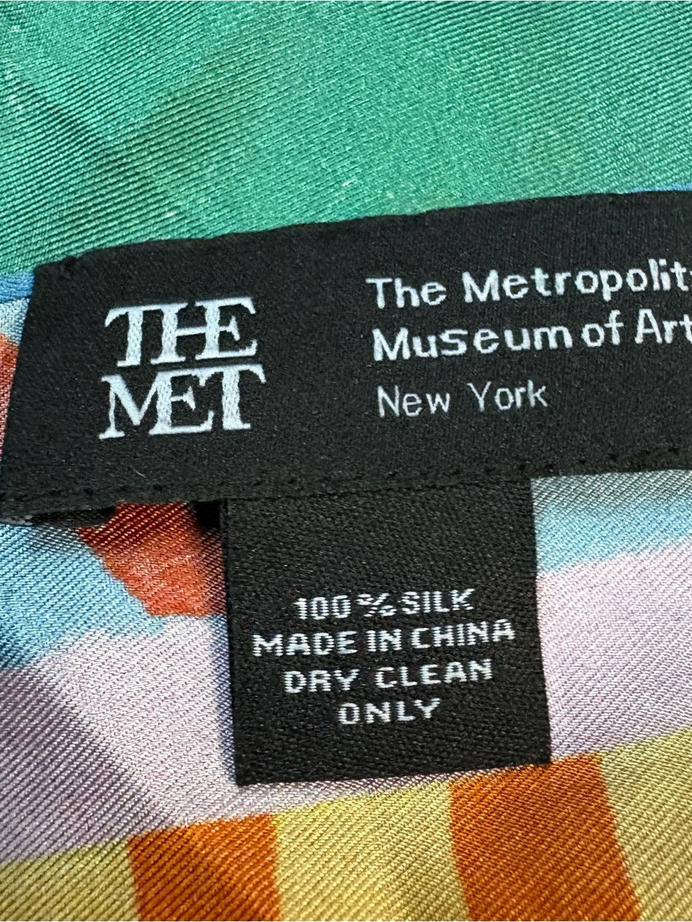 Metropolitan Museum of art silk scarf. - Picture 5 of 5